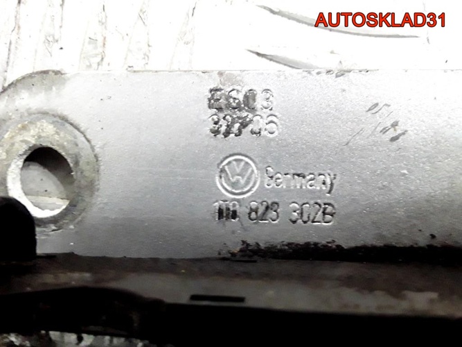 Петля капота правая Volkswagen Touran 1T0823302B