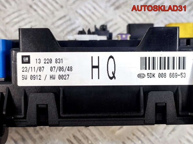Блок предохранителей Opel Astra H 13220831