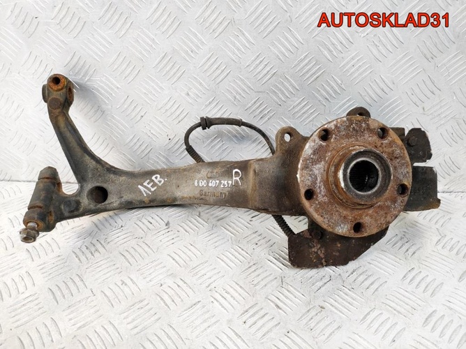 Кулак передний левый VW Passat B5 8D0407257R