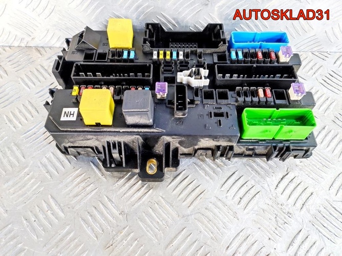 Блок предохранителей Opel Zafira B 13220829M