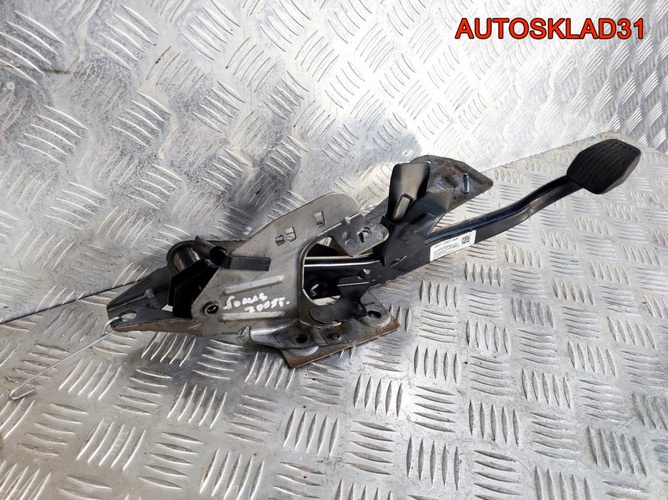 Педаль тормоза МКПП Ford Focus 2 4M512467AR