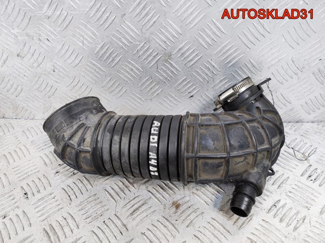 Патрубок воздушного фильтра Audi A4 B7 8E0129615J