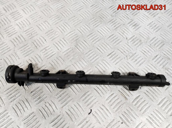 Рейка топливная VW Golf 3 032133319A