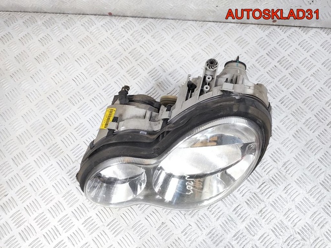 Фара левая Mercedes Benz W203 A2038203161