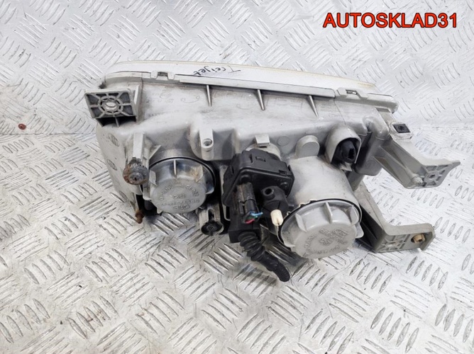 Фара правая Hyundai Trajet 921023A000