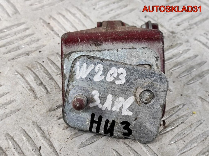 Петля двери задней левой нижняя Mercedes Benz W203