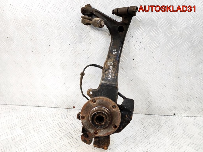 Кулак передний правый VW Passat B5 8D0407258S