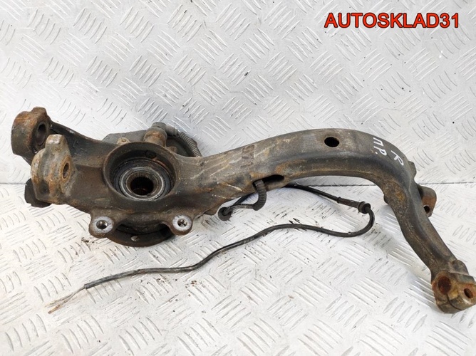 Кулак передний правый VW Passat B5 8D0407258R