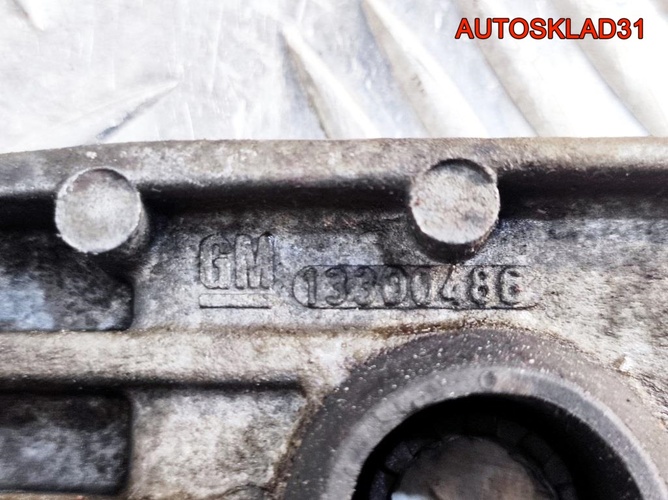 Кронштейн радиатора нижний Opel Astra J 13300486