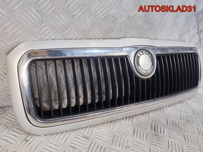 Решетка радиатора Skoda Octavia 1U0853651