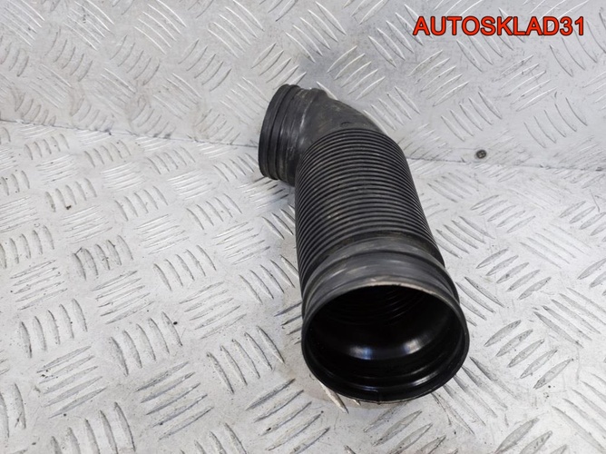 Патрубок воздушный VW Passat B6 1K0129684B