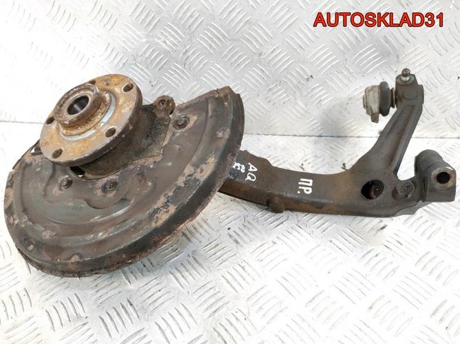 Кулак передний правый VW Passat B5 8D0407258AQ