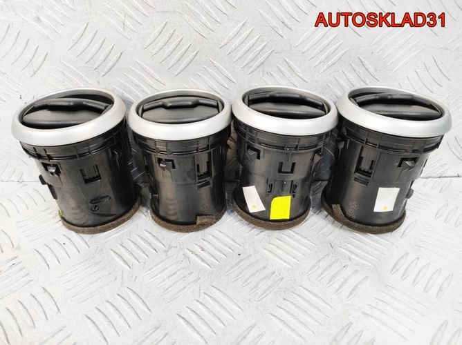 Дефлектор воздушный Nissan Qashqai J10 68760JD10A