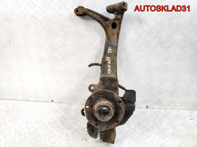 Кулак передний правый VW Passat B5 8D0407258M