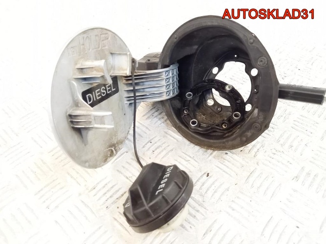 Лючок бензобака Hyundai i30 2007-2012 695102L000