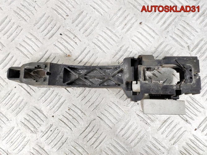 Кронштейн ручки двери перед правой Nissan Qashqai