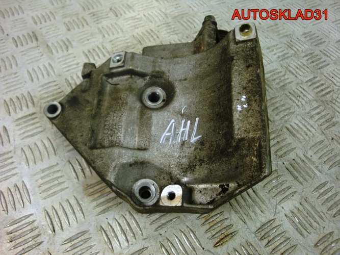 Кронштейн кондиционера VW Passat B5 06В260885