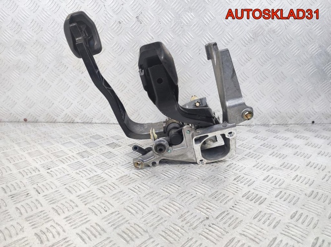 Блок педалей МКПП Volkswagen Passat B5 8D1721117K