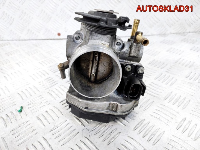 Заслонка дроссельная Volkswagen Golf 4 06A133064H