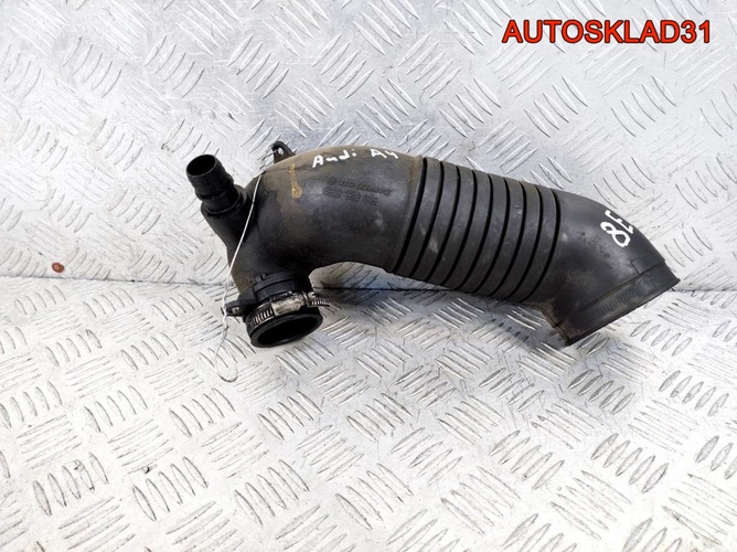 Патрубок воздушного фильтра Audi A4 B6 8E0129615