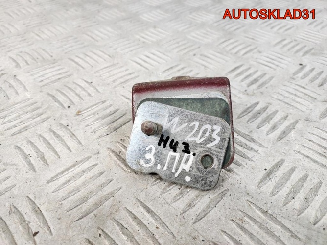 Петля двери задней правой нижняя Mercedes W203