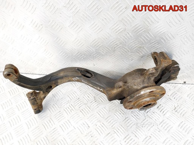Кулак передний левый VW Passat B5 8D0407257M