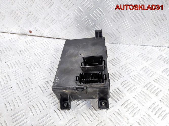 Блок предохранителей салона Opel Corsa D 13301560