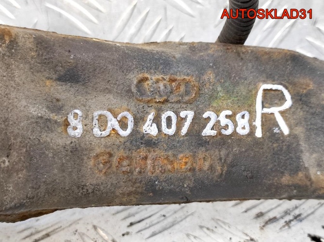 Кулак передний правый VW Passat B5 8D0407258R
