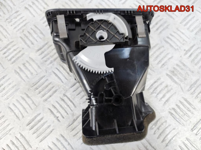 Дефлектор воздушный правый VW Golf 6 5K0819704K