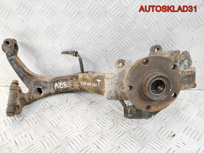 Кулак передний левый VW Passat B5 8D0407257T