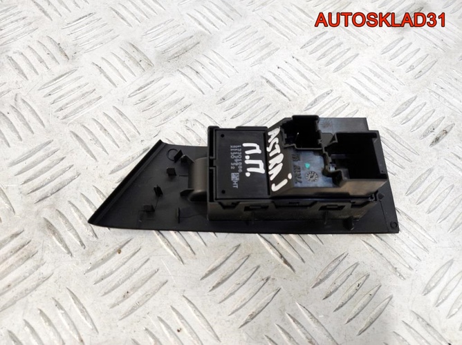 Кнопка стеклоподъемника Opel Astra J 13301886