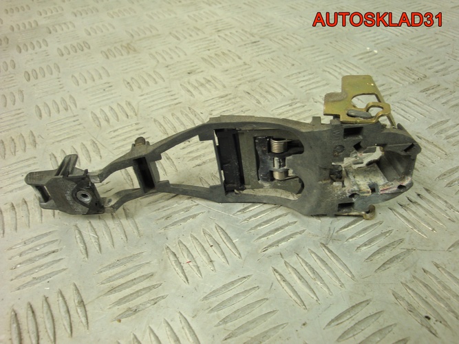 Кронштейн ручки передней левой двери VW Passat B5+