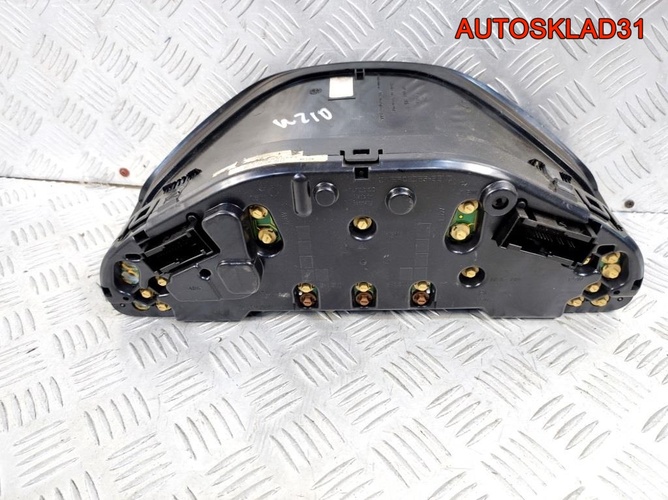 Панель приборов Mercedes W210 A2105400748 Бензин