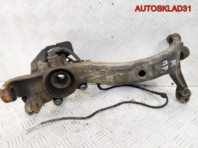 Кулак передний правый VW Passat B5 8D0407258R