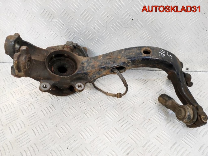 Кулак передний правый VW Passat B5 8D0407258S