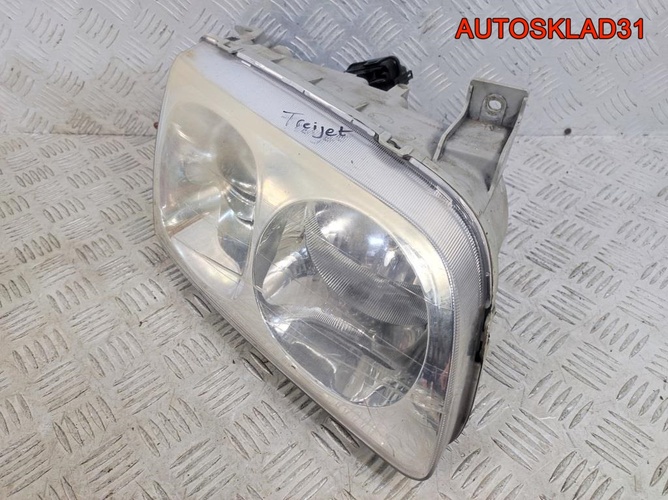 Фара правая Hyundai Trajet 921023A000