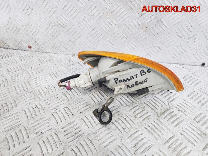 Указатель поворота левый VW Passat B5 3B0953049
