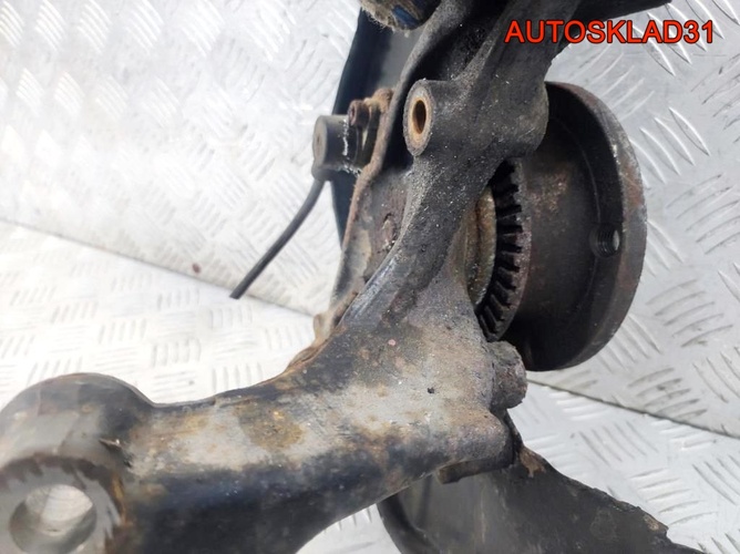 Кулак поворотный задний правый Audi A4 B6 2 WD