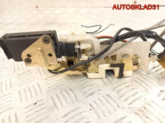 Замок двери передней правой Mazda 323 BA Хетчбэк
