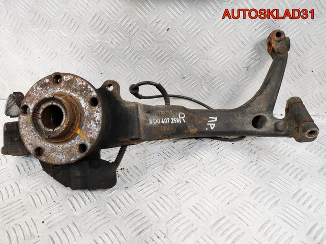 Кулак передний правый VW Passat B5 8D0407258R