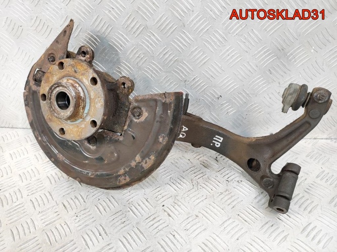 Кулак передний правый VW Passat B5 8D0407258AQ