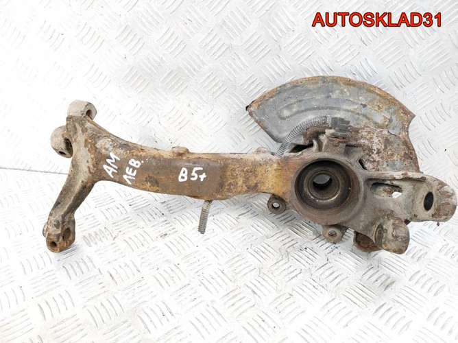 Кулак передний левый VW Passat B5 8D0407257AM