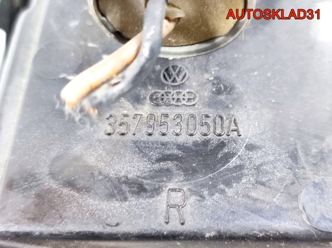 Указатель поворота правый VW Passat B3 357953050A