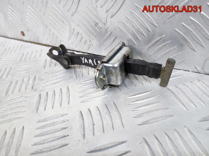 Ограничитель двери перед Toyota Yaris 686100D040