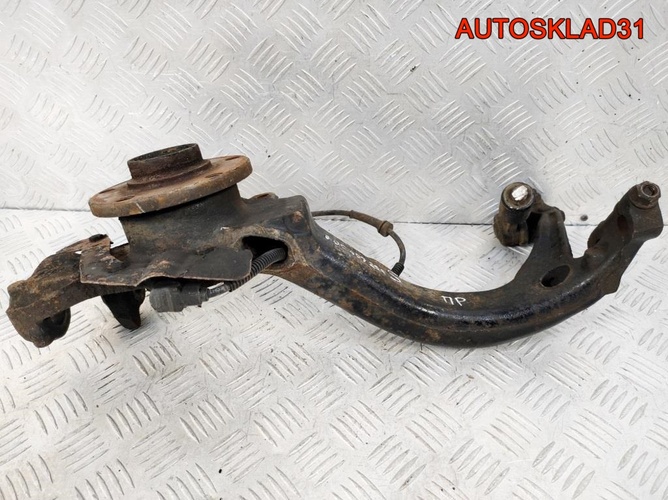 Кулак передний правый VW Passat B5 8D0407258S