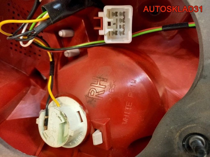 Фонарь задний правый Kia Ceed 924021H001