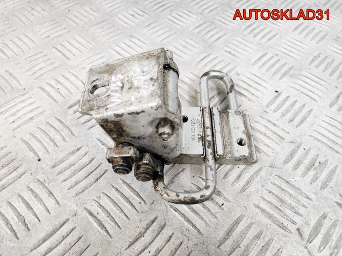 Петля двери задняя правая нижняя VW Passat B5
