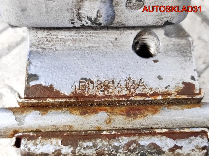 Петля двери передняя правая нижняя VW Passat B5 