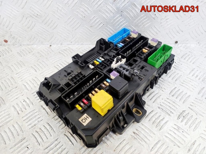 Блок предохранителей Opel Astra H 13220831
