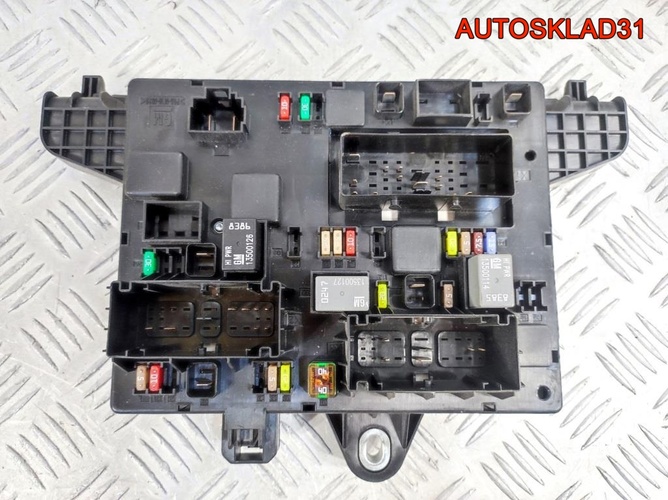 Блок предохранителей Opel Astra J A16XER 13302301
